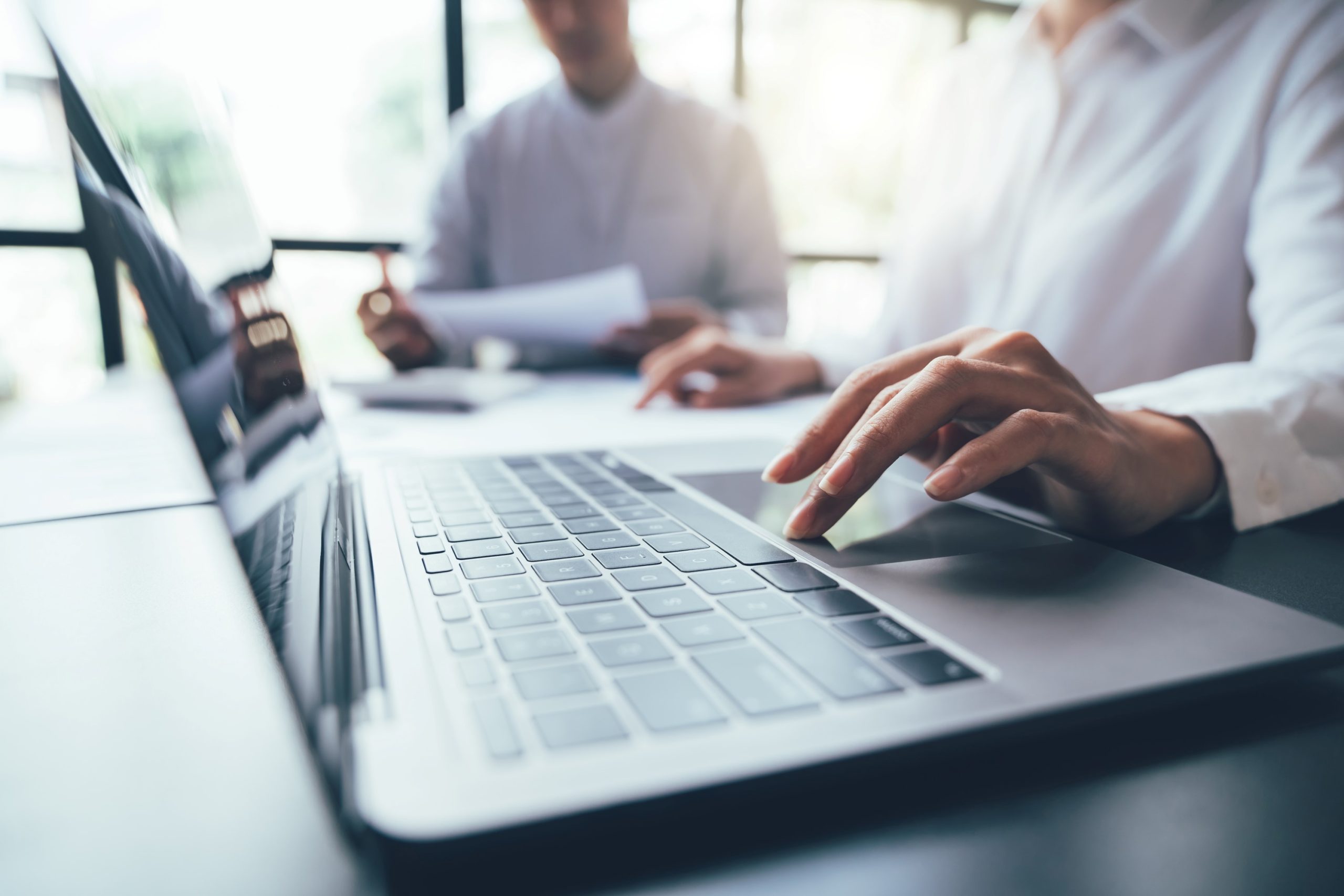 Moderner Laptop auf dem Tisch in einem Büro